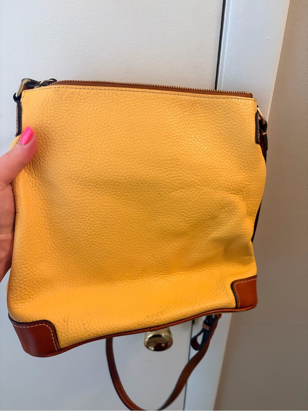 Dooney & Bourke Pebble Grain Leather Crossbody Bag Yellow Dandelion Tan Trim - Picture 4 of 6